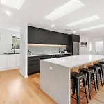 Coastal-Country Family Haven In Currumbin Pool Spa