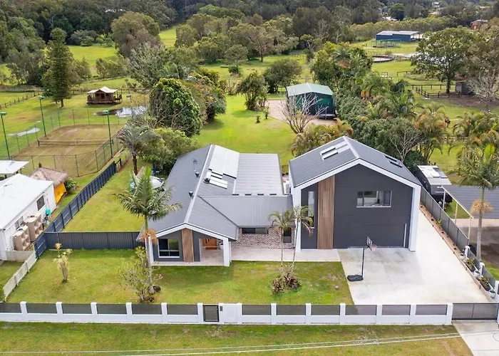 Coastal-Country Family Haven In Currumbin Pool Spa