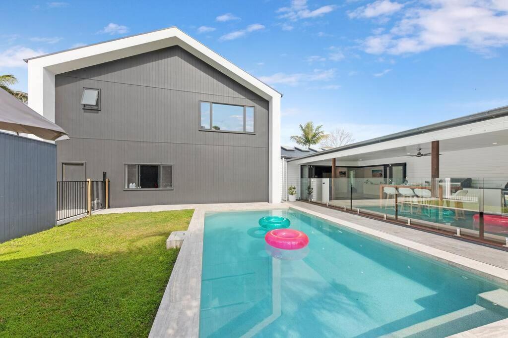Coastal-country Family Haven In Currumbin Pool