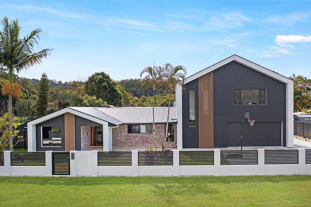 Coastal-country Family Haven In Currumbin Pool Gold Coast